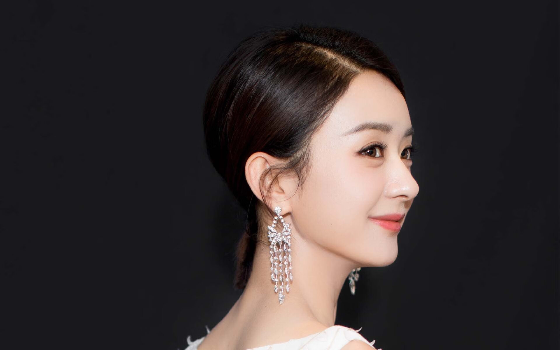 观众安全疏散系统接入赛事指挥平台统一调度,观众厅内疏散走道的净宽度应按每百人